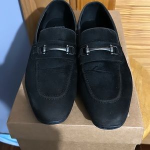 Size 6 loafers in black faux suede with snaffle